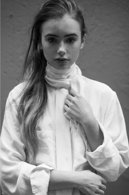 莉莉·柯林斯写真可爱脱俗 《弱点》女星迷人