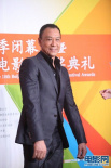 “老戲骨”王學圻亮相紅毯 笑容滿面精神奕奕