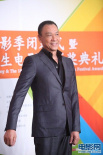 “老戲骨”王學圻亮相紅毯 笑容滿面精神奕奕