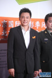 《歼十出击》剧组亮相走红毯 王斑展现自信笑容