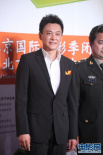 《殲十出擊》劇組亮相走紅毯 王斑展現(xiàn)自信笑容