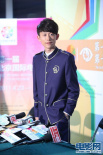 張一山現(xiàn)身大學(xué)生電影節(jié)后臺 藍(lán)色中山裝顯帥氣