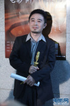 高峰手捧獎(jiǎng)杯亮相后臺(tái) 獲得最佳電視電影導(dǎo)演獎(jiǎng)