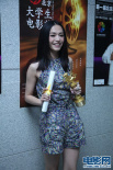 姚晨获得最受欢迎女演员 后台手捧奖杯大展笑容