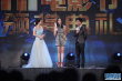 姚晨获得最受欢迎女演员奖 亲吻奖杯自称感荣耀