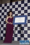 李嘉欣產(chǎn)后首度公開亮相 做代言三句不離兒子