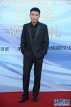 李乃文身著黑色西裝亮相紅毯 談笑風(fēng)生自信滿滿