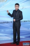李乃文身著黑色西裝亮相紅毯 談笑風(fēng)生自信滿滿