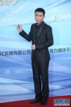 李乃文身著黑色西裝亮相紅毯 談笑風(fēng)生自信滿滿