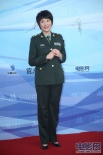 岳红亮相百合红毯飒爽英姿 一身军装气质非凡