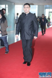姜武戴黑框眼镜变文艺男 亮相红毯签名笑容委婉