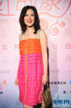 鄔君梅漸變百褶裙亮麗出場(chǎng) 手提金色坤包顯高貴