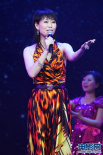 葉童登臺演唱《陽光總在風(fēng)雨后》 歌聲真摯動人