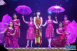 叶童登台演唱《阳光总在风雨后》 歌声真挚动人