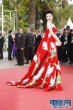 两代红毯女王戛纳斗艳 巩俐霸气范爷仙鹤裙抢眼