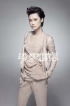 李宇春拍攝全新時(shí)尚寫真 摩登造型展現(xiàn)冷艷美