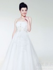 冯丹滢拍摄时尚大片 羽毛发式烈焰红唇亦美亦幻