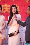 范冰冰白裙亮相玩清纯 曝出演裕隆太后几经波折