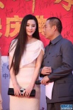 范冰冰白裙亮相玩清纯 曝出演裕隆太后几经波折