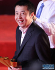 贾樟柯黑色西装亮相红毯 满脸笑容心情愉悦