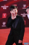 《海峡》剧组亮相 任贤齐黑色西装现场呐喊
