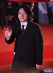 岩井俊二黑色西装亮相红地毯 挥手致意绅士大方