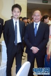 妻夫木聰現(xiàn)身上影節(jié)后臺 與吳宇森導(dǎo)演親密合照