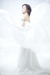 阿雅为杂志拍摄新娘写真 展现蜕变后的优雅美丽