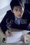 竇驍拍攝時尚雜志寫真 安靜淡然盡顯型男風(fēng)采