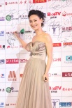 惠英红抹胸长裙亮相传媒大奖 雍容华贵笑容迷人