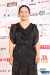 吕丽萍黑色长裙亮相传媒大奖 笑容大方气质亲和