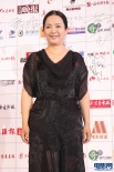 吕丽萍黑色长裙亮相传媒大奖 笑容大方气质亲和