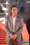 《挪威的森林》劇組亮相 松山研一條紋裝顯帥氣
