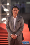 《挪威的森林》劇組亮相 松山研一條紋裝顯帥氣