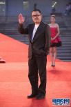 王小帅黑色西装亮相红毯 频频挥手致意显亲和