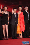 《Hello！树先生》剧组亮相 王宝强黑西装星味足