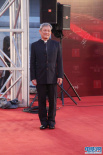 《肩上蝶》導(dǎo)演張之亮走紅毯 孤身一人面帶微笑