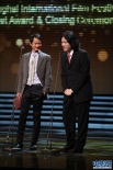 陈英雄、岩井俊二颁发最佳导演奖 韩杰获此殊荣