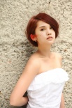 楊丞琳短發(fā)白裙新造型顯女人味 曬紅妝引領潮流