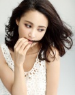 張歆藝最新雜志封面出爐 白衣短裙大秀美腿