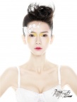 戚薇拍夏日白色純凈寫真 無懈可擊展現(xiàn)柔美