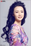 陳依莎拍寫(xiě)真盡顯熟女風(fēng)情 披肩卷發(fā)浪漫溫婉