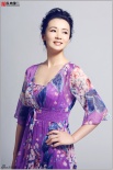 陳依莎拍寫(xiě)真盡顯熟女風(fēng)情 披肩卷發(fā)浪漫溫婉
