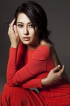 孟廣美拍寫真盡顯熟女氣質(zhì) 眼神冷艷魅惑十足