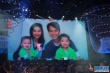 李克勤演唱会秀家庭照 容祖儿惊喜现身献拥抱