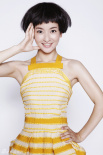小燕子李晟拍夏日时尚大片 俏皮率真惹人怜爱