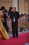 導(dǎo)演寧浩黑色服裝登上紅毯 滿面笑容親和力十足
