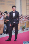 劉德華笑容滿面開心亮相 黑色波點領結個性十足