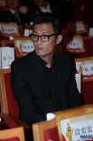 余文樂黑色西裝帥氣亮相 黑框眼鏡大顯童真