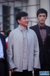 成龙中式服装亮相笑容亲和 胡歌黑西装帅气十足